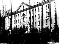 Здание больничного корпуса медсанчасти ЛТЗ. Построено в 1960 году. До введения в строй новых корпусов медсанчасти НЛМК в конце 1970-х годов это было лучшее и самое большое в городе больничное здание.